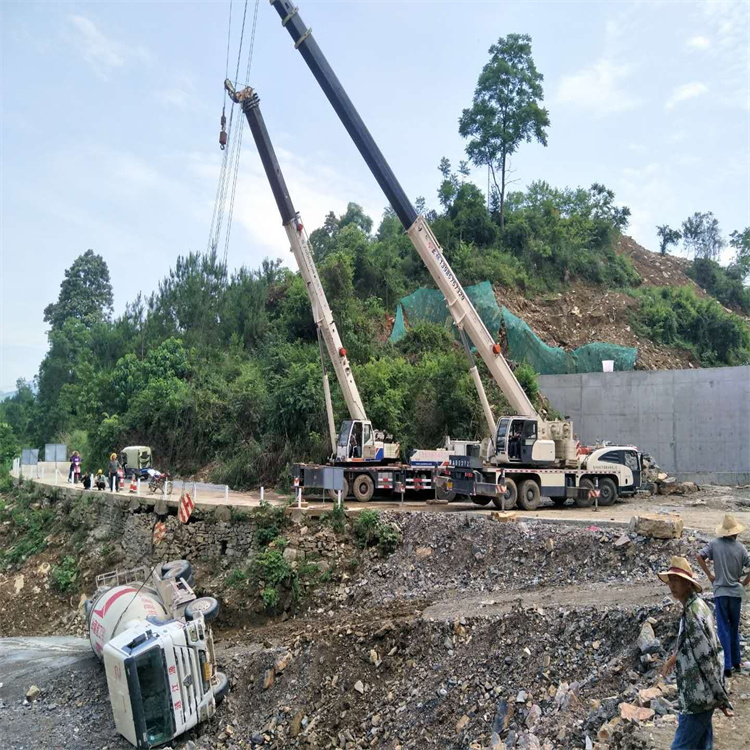 青川汽车掉沟里叫吊车救援要多少钱